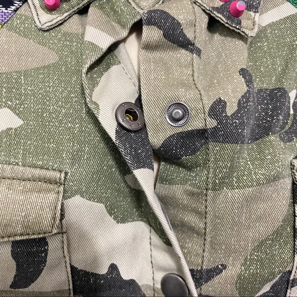 Disney D Signed Green Camo Beaded Aztec Button Up - Picture 3 of 6